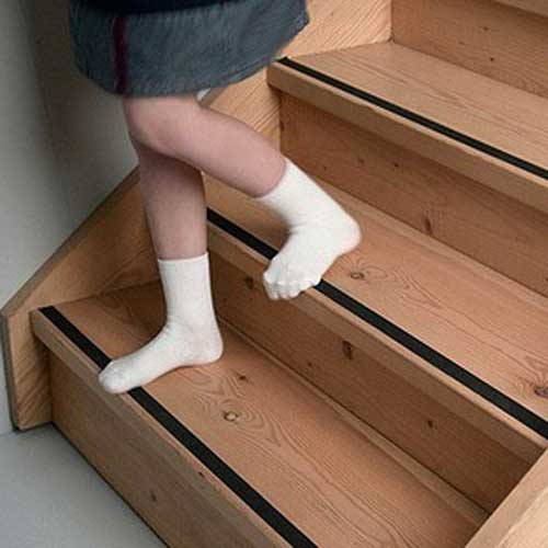 črn trak na stopnicah